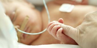 Bild: Von Anfang an fördern wir Körperkontakt zwischen Eltern und Neugeborenem. Hier hält ein Neugeborenes den kleinen Finger der Mutter in der winzigen Hand. 