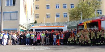 Mitarbeiter der Asklepios Klinik Lindau, der örtlichen Feuerwehr und des Rettungsdienstes absolvieren erfolgreich gemeinsame Notfallübung (Foto: Landkreis Lindau/Nadja Krassik)