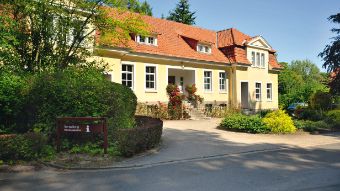Bild: Das Verwaltungs- und Ambulanzgebäude in Tiefenbrunn