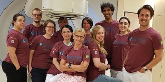  Bild: Das Team der Strahlentherapie in der Asklepios Klinik St. Georg unter der Leitung von Priv.-Doz. Dr. Silke Tribius (vorne/mittig) bereitet sich auf die Teilnahme bei „Rudern gegen Krebs“ vor. 