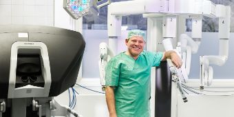 Bild: Prof. Daniel Perez ist als Chefarzt der Allgemein- und Viszeralchirurgie ein Pionier in der roboterassistierten Chirurgie