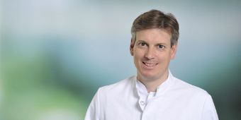 : Prof. Dr. Klaus Herrlinger, Chefarzt der Inneren Medizin I und Ärztlicher Direktor der Asklepios Klinik Nord – Heidberg 