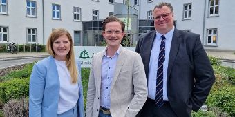 Bild: Patrick Hilbrenner (rechts), Regionalgeschäftsführer der Region Sachsen/Sachsen-Anhalt, mit Herrn Till Sander und Frau Hannah Gilles (Foto: Asklepios Klinik Weißenfels)