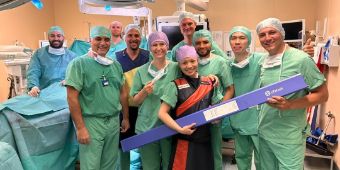 Das internationale OP-Team nach dem gelungenen Eingriff mit dem Stentgraft-G-Branch Bild: Das internationale OP-Team nach dem gelungenen Eingriff mit dem Stentgraft-G-Branch