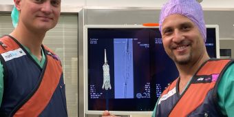 Golo Wiese, Medizinprodukteberater von Lamed GmbH, und PD Dr. Marwan Youssef vor dem Eingriff mit dem Stentgraft-G-Branch Bild: Golo Wiese, Medizinprodukteberater von Lamed GmbH, und PD Dr. Marwan Youssef vor dem Eingriff mit dem Stentgraft-G-Branch