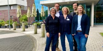 Bild: v.li.): Projektleiterin A: aufklaren, Juliane Tausch, Oberärztin der Eltern-Kind-Station, Brit-Meike Fischer-Pinz, A: aufklaren-Koordinatorin Daniela Oltmann. (2. Reihe v.li.) Geschäftsführender Direktor Phillip Noack und Chefarzt PD Dr. Daniel Schöttle. 