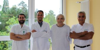 Bild: Die Operateure mit dem glücklichen Patienten: v.l.n.r. Feras Jawish, PD Dr. Marwan Youssef und Dr. Sina Moshar 