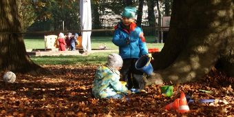 Kinder auf dem Außengelände Bild: Kinder spielen auf dem Außengelände