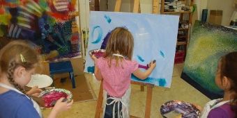 Besuch der kleinen Forscher in einem Atelier Bild: Die kleinen Forscher besuchen ein Atelier