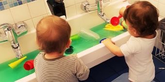 Unsere Krippengruppe Bild: Krippenkinder beim Spiel mit Wasser