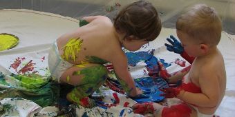 Unser Krippenbereich Bild: Krippenkinder beim Spiel mit Farben