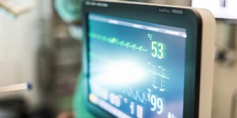 Alle Vitaldaten im Blick: Überwachungsmonitor im OP Überwachungsmonitor im OP