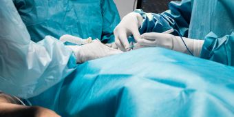 Text: arzte-die-einen-chirurgischen-eingriff-einem-patienten-durchfuhren