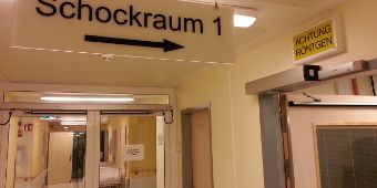 Schild mit der Aufschrift "Schockraum 1"