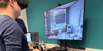 Studierende vom ACH mit VR Terminal von VIREED