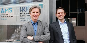 Dr. Thorsten Thiel und Dr. Arne Krause vor der AMS