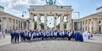 Absolvierende vor Brandenburger Tor