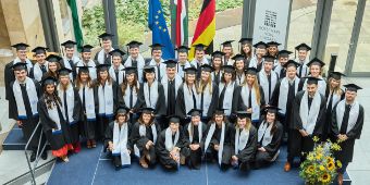 Stolzer Moment: Die Absolvent:innen nach der feierlichen Übergabe ihrer Diplome auf der Bühne