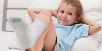 Kind mit Gipsbein Kind mit Gipsbein