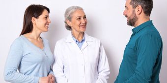 Ärztin im Gespräch mit Patienten Ärztin im Gespräch mit Patienten