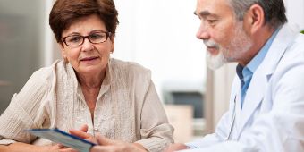 Patientin und Arzt im Gespräch Patientin und Arzt im Gespräch