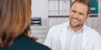 Arzt im Gespräch mit Patientin