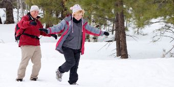 Senioren bei Schneewanderung Spaziergang im Winter