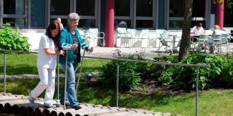 Gehen mit Stöcken Bild: Patientin geht mit Stöcken