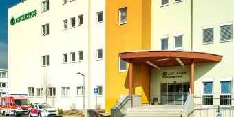 neubau mit RTW Schlossberg Klinik Notfallmedizin