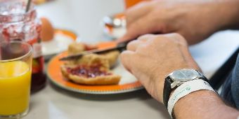 Broetchen-schmieren-Frühstücksgruppe Fruehstuecksgruppe