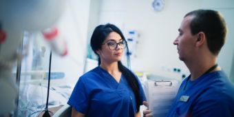 intensivstation-zwei-kollegen mitarbeiter-am-patient-intensivstation