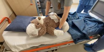Das Foto zeigt einen Teddybären, dem die Kinder mehrere Verbände angelegt haben