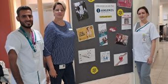 Mitarbeiter:innen mit der Infoformations-Pinnwand für die Jobtour