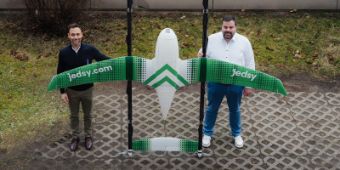 Bild: Daniel Amrein und Patrick Hauser stehen zwischen der circa 2m großen Drohne der Firma Jedsy