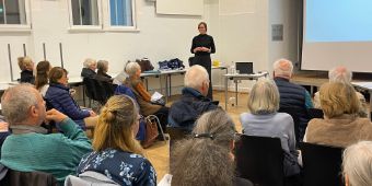 Das Bild zeigt die Referentin Eva-Maria Jungclaus bei ihrem Vortrag im Rahmen des Flora Forums der Nienhaus Apotheken