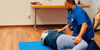 Bild: Demonstration stabile Seitenlage mit Fahrradhelm