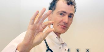 Dr. Wellhöner mit der Videokapsel Dr. Wellhöner mit der Videokapsel