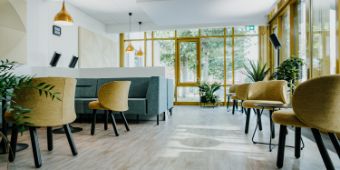 Lichtdurchfluteter Wartebereich für ambulante Rehabilitanden