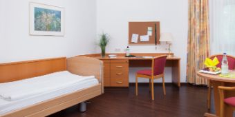 Bild: In unseren großen und hellen Zimmer können sich unsere Patienten nach einem anstrengenden Schroth Tag optimal erholen