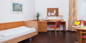 In unseren großen und hellen Zimmer können sich unsere Patienten nach einem anstrengenden Schroth Tag optimal erholen Bild: In unseren großen und hellen Zimmer können sich unsere Patienten nach einem anstrengenden Schroth Tag optimal erholen