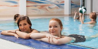 Bild: Spiel und Spaß im Schwimmbad als willkommene Abwechslung zur Skoliose-Behandlung