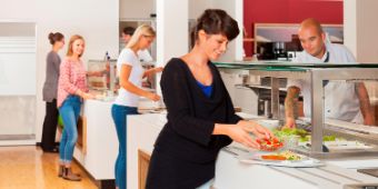 Stärkung nach getaner Arbeit in unserem modernen Speisesaal Bild: Stärkung nach getaner Arbeit in unserem modernen Speisesaal