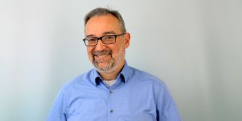 Das Motiv zeigt den Chefarzt Konstantinos Kapetanios