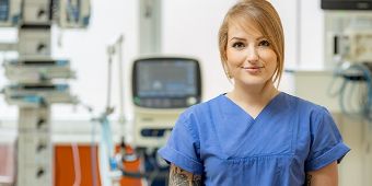 Pflegerin auf der Intensivstation in den Asklepios Kliniken Bad Wildungen Bild: Pflegerin auf der Intensivstation in den Asklepios Kliniken Bad Wildungen