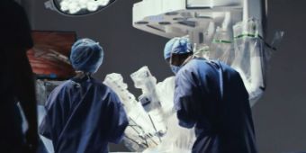 Das Motiv zeigt eine OP mit dem Da Vinci Roboter