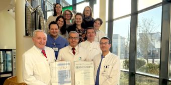 Das Motiv zeigt die Verantwortlichen für das Alterstraumazentrum und Truamazentrum