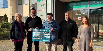 Das Bild zeigt die Spenden übergabe an den Hospizverein