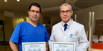 Das Motiv zeigt die beiden Chefärzte mit ihrer Urkunde