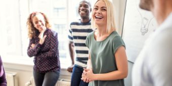 Gespräche Das Motiv zeigt Kolleg:innen, die sich unterhalten