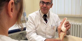 BG Sprechstunde Das Motiv zeigt Dr. Salem mit Patientin